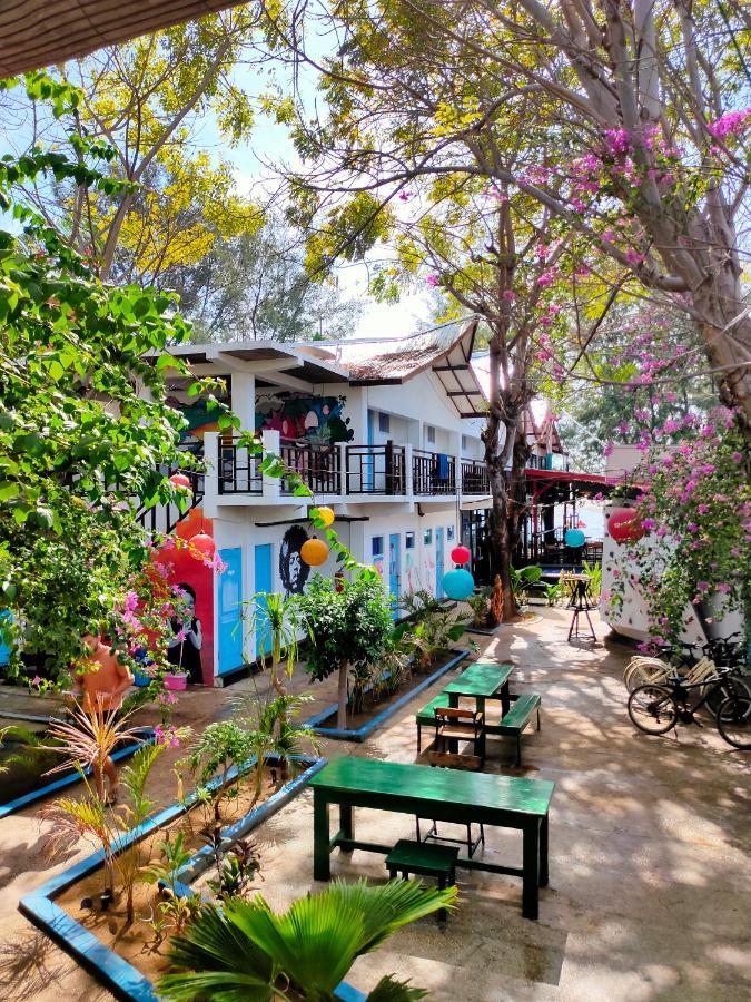 Gili Beach Bum Hostel Gili Trawangan Exterior foto